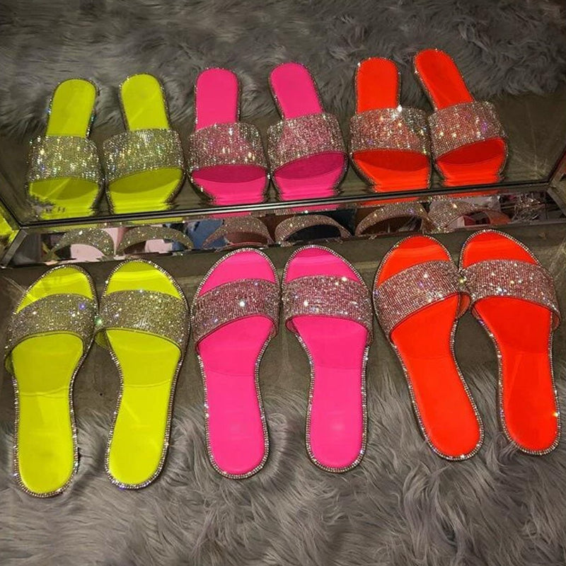 Zapatillas de casa con puntera redonda y pedrería: planas, cómodas y elegantes