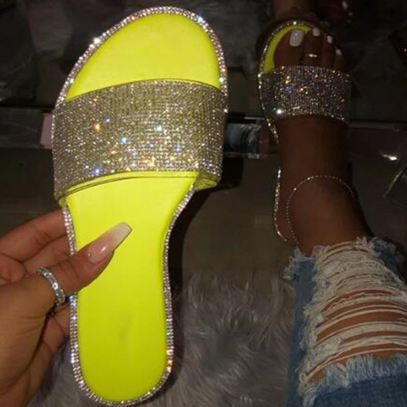Zapatillas de casa con puntera redonda y pedrería: planas, cómodas y elegantes
