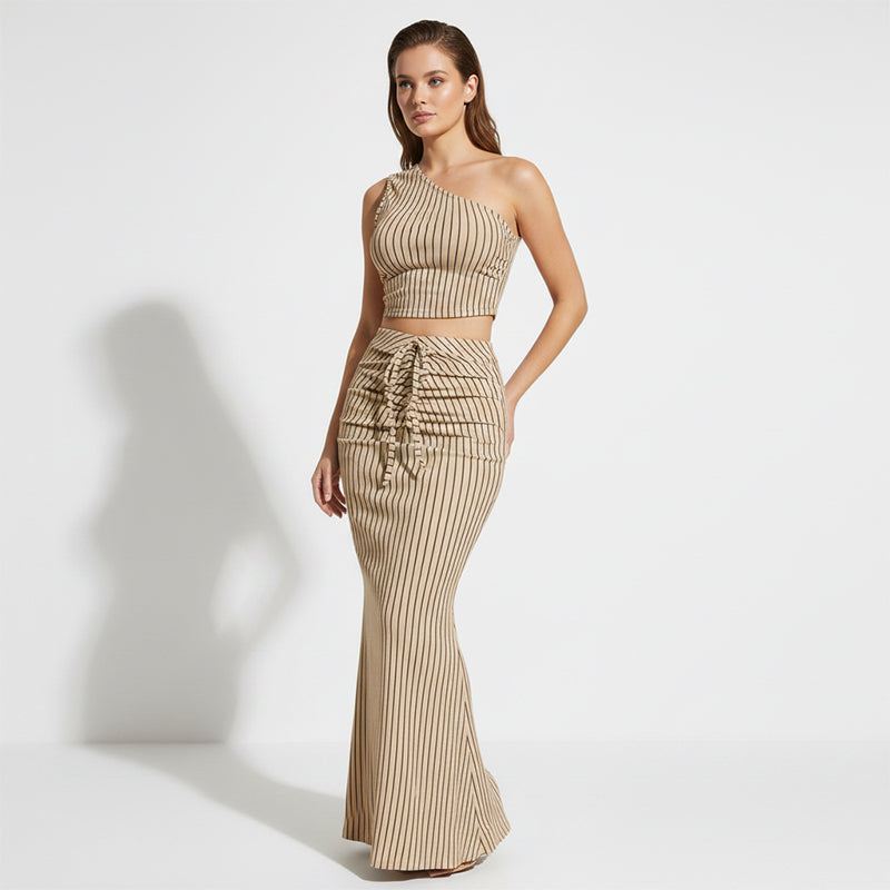 Elegante conjunto de dos piezas: top corto asimétrico y falda de cintura alta, con estilo y versátil para ocasiones especiales